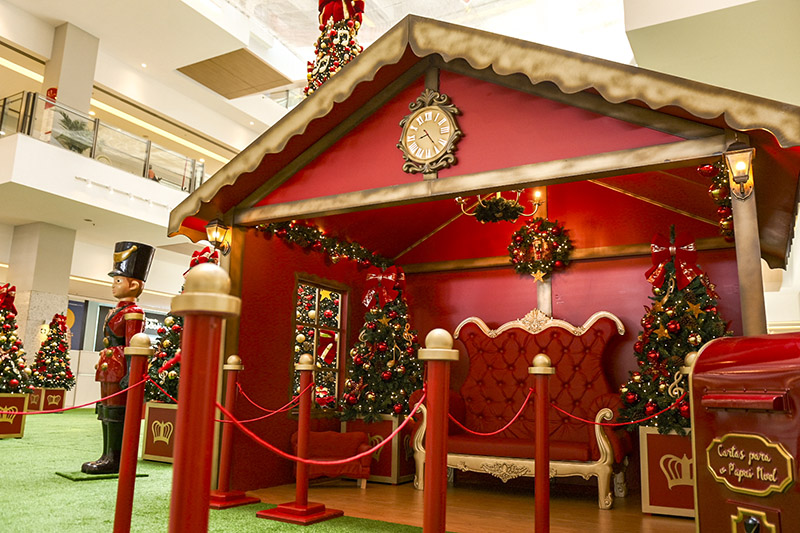  Shopping Patteo Olinda inicia programação com contos de Natal e decoração inspirada no clássico “Quebra-Nozes” Projeto “Contos de Natal” estreia neste sábado (22) com Carol Levy e segue até dezembro; decoração temática, Casa do Papai Noel e Parque de Natal completam a experiência para famílias e crianças.