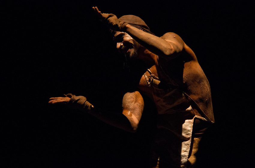  “O Açougueiro” celebra 10 anos com circulação gratuita pelo Recife e Interior de Pernambuco Monólogo premiado de Alexandre Guimarães aborda amor, feminicídio e cultura popular nordestina, com apresentações acessíveis em Libras e oficinas de teatro físico e antropológico.