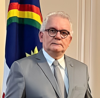  Flávio Chaves lança “Sheikha Moza Nasser, Hamlet e o Exílio” na Academia Pernambucana de Letras Evento gratuito acontece nesta quinta (13), no Recife, e destaca reflexões sobre exílio, poder e liderança feminina, com apresentação de Margarida Cantarelli e Jô Mazzarolo.