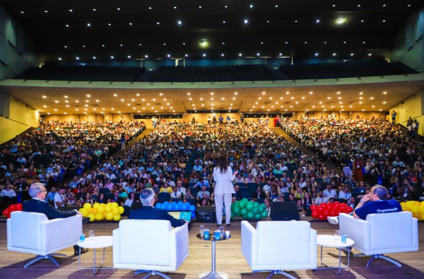  Pernambuco realiza maior aulão de IA da história e recebe 625 mil licenças educacionais do Google Governadora Raquel Lyra comanda formação com Google e Safetec para mais de 2,2 mil professores e anuncia nova fase de inovação e conectividade na rede estadual.