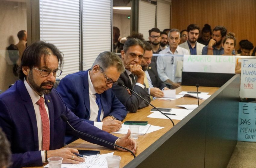  CCJ da Alepe aprova PEC das emendas e alinha legislação estadual à determinação do STF Propostas atualizam a Constituição de Pernambuco, elevam percentual de emendas parlamentares para 1,55% a partir de 2027 e buscam mais transparência no uso dos recursos públicos.