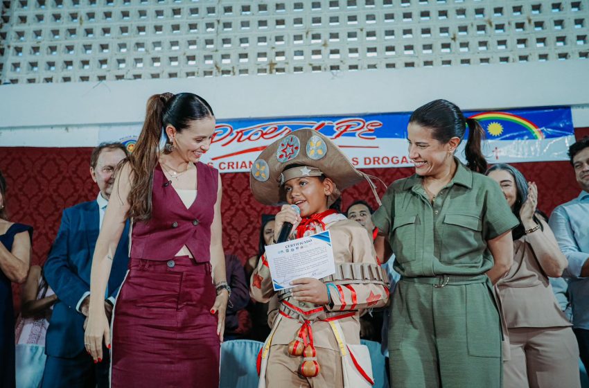  Raquel Lyra celebra formatura de mais de mil crianças em Lagoa Grande e reforça compromisso com a segurança pública Governadora participa da solenidade do Proerd e Patrulheiro Mirim, que formou 1.170 estudantes e fortalece ações de prevenção, cidadania e aproximação entre juventude sertaneja e forças de segurança.