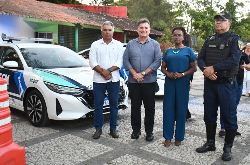  Camaragibe reforça segurança com entrega de duas novas viaturas à Guarda Civil Municipal Comandante Débora entrega veículos adquiridos com emenda de R$ 690 mil do deputado Coronel Meira e anuncia compra de 100 armas elétricas não letais para ampliar atuação da GCMC.