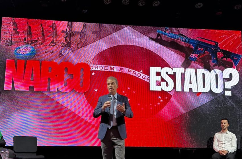  Coronel Feitosa participa do 10º Seminário Veritas Liberat em Lisboa Deputado pernambucano aborda influência do narcotráfico e seus impactos na Justiça e na ordem pública durante evento internacional.