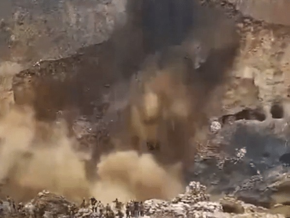  Colapso de mina de cobalto no Congo deixa pelo menos 32 mortos Garimpeiros ilegais sofreram acidente após ponte ceder em pedreira na província de Lualaba; operação de resgate continua enquanto autoridades alertam sobre riscos de mineração irregular.