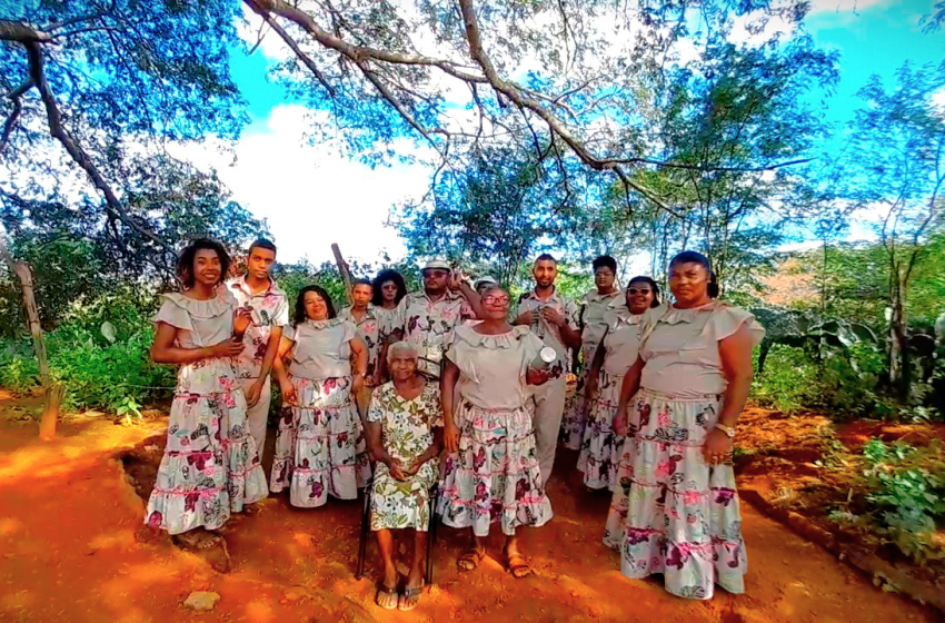  Samba de Coco Cachoeira da Onça representa Pernambuco e a cultura quilombola na COP 30 Grupo tradicional de Quitimbu, zona rural de Custódia, foi escolhido por movimentos quilombolas para levar o coco de roda e as raízes da cultura popular pernambucana ao evento mundial sobre o clima, em Belém (PA).