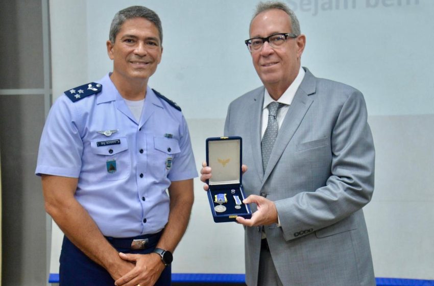  Álvaro Porto é condecorado com a Medalha Mérito Santos-Dumont pelo II COMAR