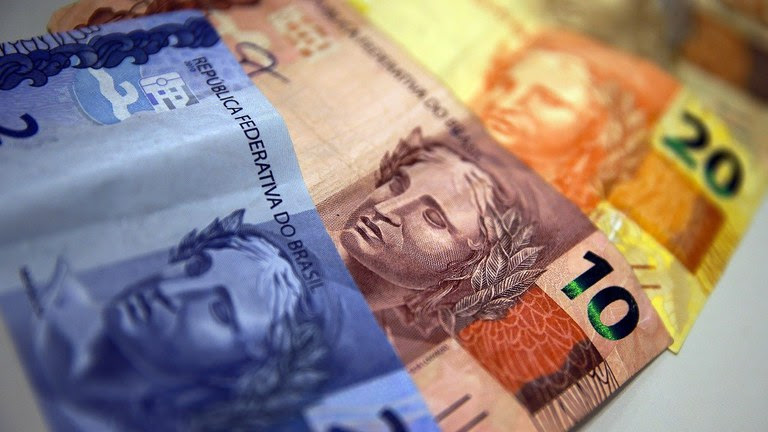  AGU concede descontos e parcelamento para quitação de dívidas de pequeno valor com autarquias federais Pessoas físicas, micro e pequenas empresas poderão regularizar débitos de até 60 salários mínimos com abatimento de até 50% e parcelamento em até 60 meses; adesão segue até abril de 2026.