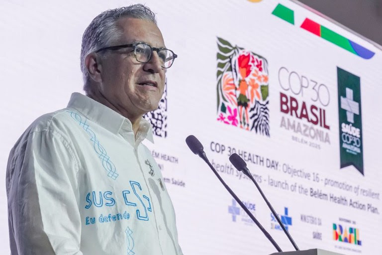  Brasil lança Plano de Ação de Saúde na COP30 com US$ 300 milhões para enfrentar impactos das mudanças climáticas Primeiro documento internacional de adaptação climática dedicado à saúde visa fortalecer sistemas sanitários, proteger populações vulneráveis e integrar ações globais de mitigação e adaptação.