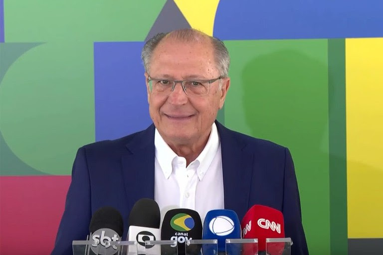  Alckmin elogia nova ordem executiva dos EUA e destaca avanços nas exportações brasileiras Vice-presidente afirma que medida reduz tarifas sobre produtos brasileiros, como suco de laranja, e ressalta diálogo contínuo entre Brasil e EUA para expandir comércio exterior.