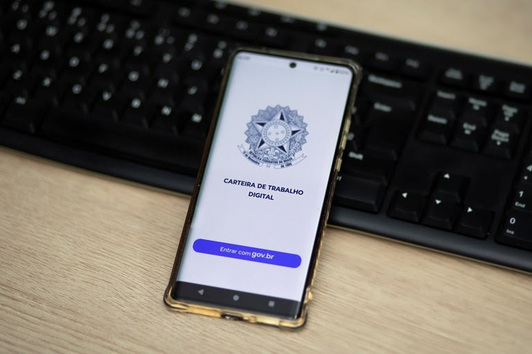  Brasil cria 1,8 milhão de empregos formais em 10 meses e atinge recorde de 48,9 milhões de vínculos ativos Dados do Novo Caged mostram saldos positivos em todas as Unidades da Federação e setores econômicos, com destaque para Serviços e para a maior geração de vagas entre mulheres e jovens.