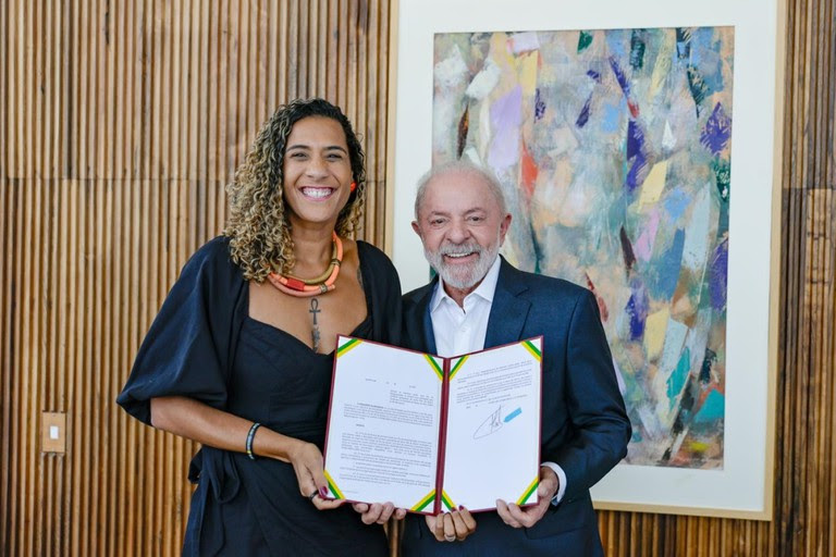  Lula assina 28 decretos de desapropriação e avança na regularização fundiária de quilombos em 14 estados Assinados no Dia da Consciência Negra, os decretos beneficiam 31 comunidades e mais de 5,2 mil famílias, consolidando o maior número de atos voltados à titulação quilombola na história do país.