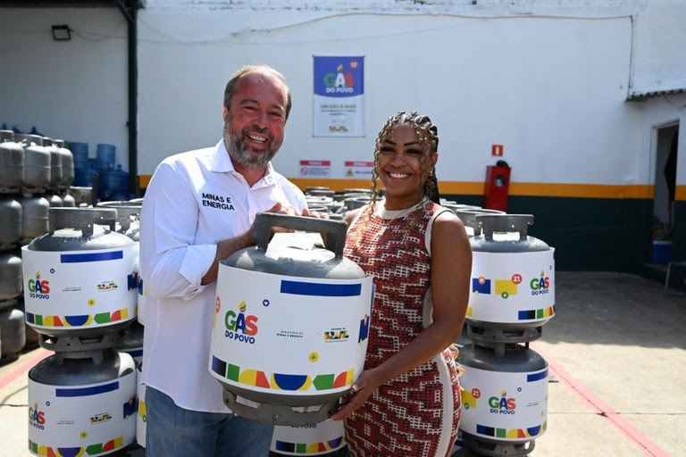  Governo inicia Gás do Povo com recarga gratuita de botijão para 1 milhão de famílias Primeira fase do programa atende dez capitais e marca o início da maior iniciativa de combate à pobreza energética do mundo, que deve alcançar 15 milhões de famílias até 2026.