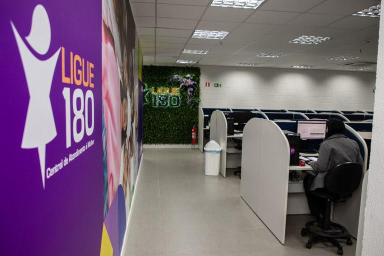  Ligue 180 completa 20 anos com aumento nas denúncias e expansão dos canais de atendimento Com mais de 877 mil atendimentos entre janeiro e outubro de 2025, a Central de Atendimento à Mulher reforça sua atuação no enfrentamento à violência, amplia serviços e fortalece a escuta qualificada em todo o país.