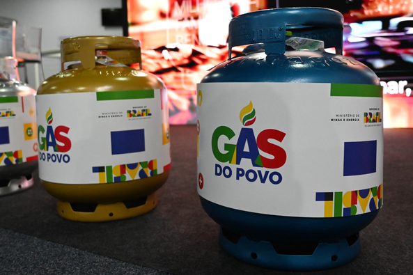  Recife tem 101 mil famílias beneficiadas no início da operação do Gás do Povo Programa que assegura recarga gratuita do botijão de gás de cozinha (GLP 13 kg) para famílias em situação de vulnerabilidade social começa a ser implantado nesta segunda-feira (24) para quase um milhão de famílias em dez capitais.