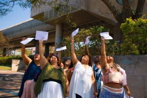  Zona Agbara estreia “Cartas para uma Jovem Gorda” na Estação São Bento com performance urbana e entrega de cartas Grupo artístico transforma espaço público em território de cuidado, resistência e amor radical, celebrando corpos gordos e negros por meio da dança e da escrita coletiva.