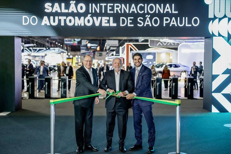  Para Lula, retorno do Salão do Automóvel simboliza um Brasil mais competitivo e em aceleração econômica Presidente destaca investimento de R$ 190 bilhões no setor automotivo até 2033 e afirma que a nova edição do evento marca uma virada para a indústria, reforçando confiança, estabilidade e transição energética no país.