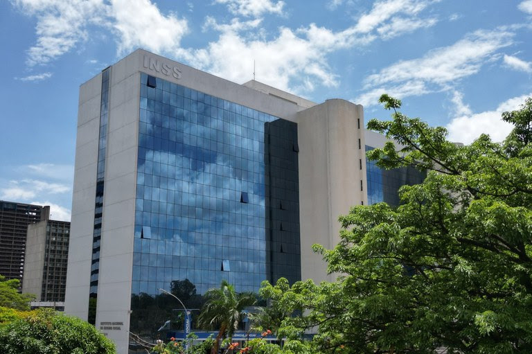  Prazo para contestar descontos indevidos em benefícios do INSS termina em 14 de novembro Aposentados e pensionistas podem registrar contestação pelo aplicativo Meu INSS, Central 135 ou agências dos Correios; R$ 2,4 bilhões já foram devolvidos a beneficiários lesados.