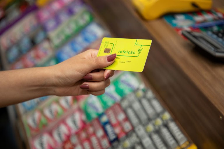  Modernização do vale-alimentação beneficia 503 mil trabalhadores e mais de 8 mil empresas em Pernambuco Novo decreto do Governo Federal amplia transparência, concorrência e liberdade de uso no Programa de Alimentação do Trabalhador, impactando diretamente a economia pernambucana.