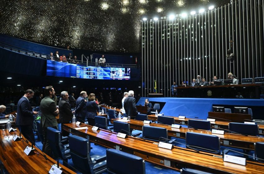 Senado aprova redução do Imposto de Renda para quem ganha até R$ 5 mil e aumenta tributação de altas rendas Projeto de lei 1087/2025, aprovado por unanimidade, beneficia cerca de 25 milhões de brasileiros e estabelece alíquota extra para rendimentos acima de R$ 50 mil mensais.