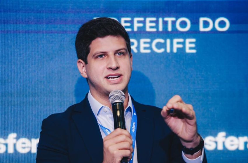  Ano novo azedou para o prefeito do Recife: João Campos recua de nomeação irregular após escândalo nacional envolvendo vaga PcD Prefeitura do Recife torna sem efeito a reclassificação que levou Lucas Vieira Silva, filho de procuradora, da 63ª colocação à vaga de procurador; desgaste fortalece cenário de reeleição de Raquel Lyra.