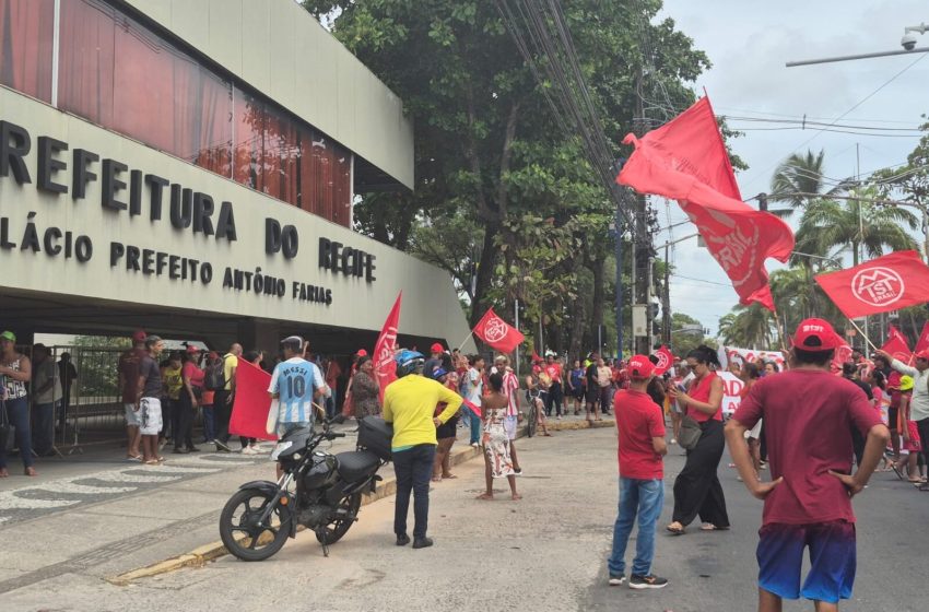  MTST-PE realiza ato em frente à Prefeitura do Recife e cobra diálogo sobre moradia e segurança alimentar Movimento reivindica regularização da Ocupação 8 de Março e garantia jurídica para a Cozinha Solidária Vila Santa Luzia, que atende centenas de famílias.