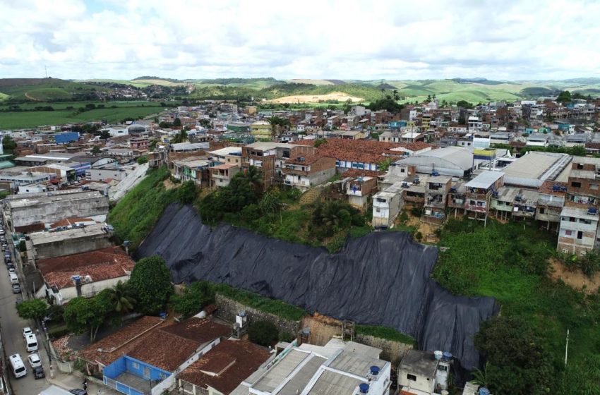  Governo de Pernambuco inicia licitação de obra de encosta em Ipojuca, orçada em R$ 39,2 milhões Intervenção em área de risco R4 prevê técnicas modernas de estabilização, beneficiará 138 famílias e reforça o compromisso do Estado com segurança, prevenção e desenvolvimento urbano sustentável.