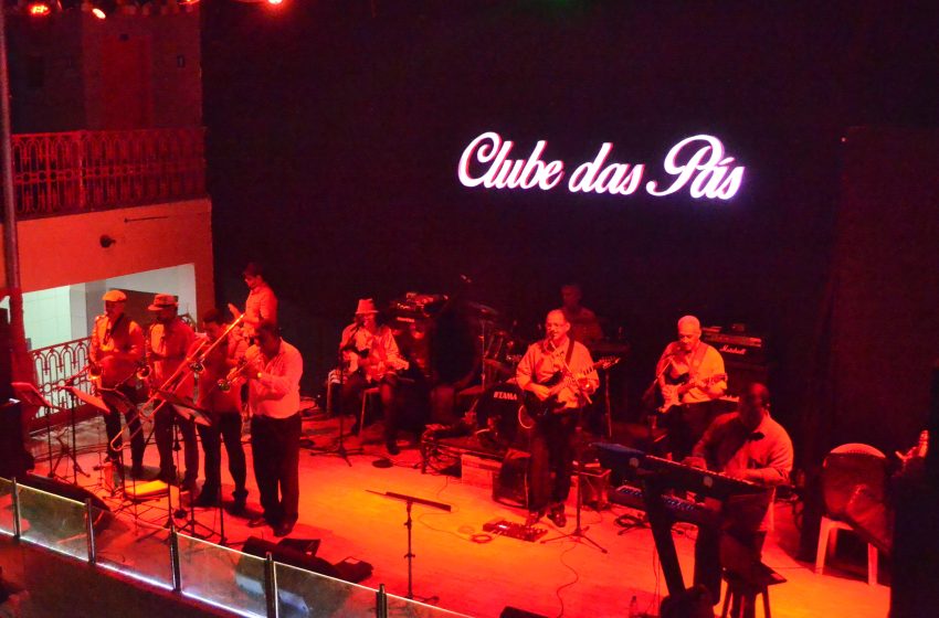  Clube das Pás promove tradicional Baile de Réveillon nesta sexta-feira (26) Festa começa às 19h, em Campo Grande, e reúne Banda Labaredas, Chama do Brega, Will Nuance e Orquestra das Pás em uma noite de música e tradição.