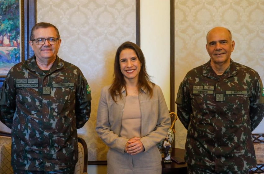  Raquel Lyra prestigia posse do novo comandante do CMNE e reforça parceria para Escola de Sargentos Governadora destaca cooperação com o Exército para implantação da Escola de Sargentos durante cerimônia de transmissão de liderança ao general Francisco Carlos Machado Silva.