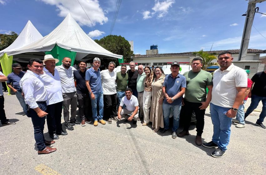  Álvaro Porto entrega ambulâncias e medicamentos ao município de Brejão Com R$ 400 mil em emendas, presidente da Alepe reforça estrutura de saúde de Brejão com novas ambulâncias e abastecimento de medicamentos.