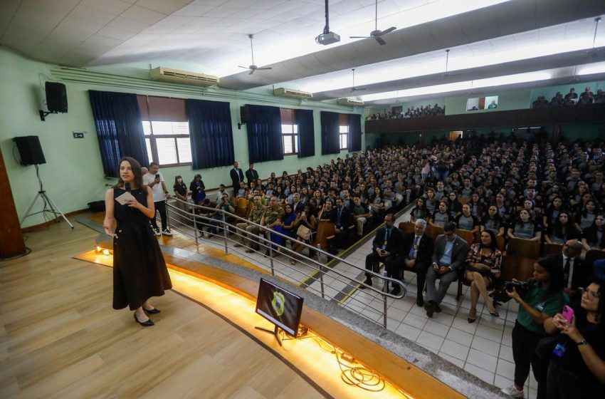  Juntos pela Segurança: Raquel Lyra inicia formação de 476 alunos da Polícia Civil e anuncia novos concursos Segunda turma do curso de formação reúne agentes, escrivães e delegados aprovados em 2023; governo prepara novo certame para reforçar ainda mais o efetivo.