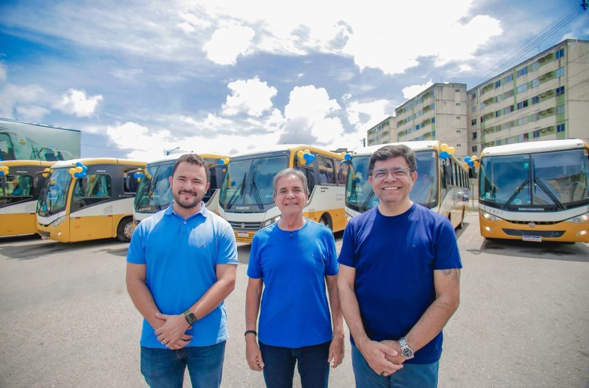  Ipojuca renova frota do transporte universitário com mais seis novos ônibus Com a nova entrega, prefeitura totaliza 14 veículos 0 km incorporados em menos de um ano, garantindo mais conforto e segurança aos estudantes.
