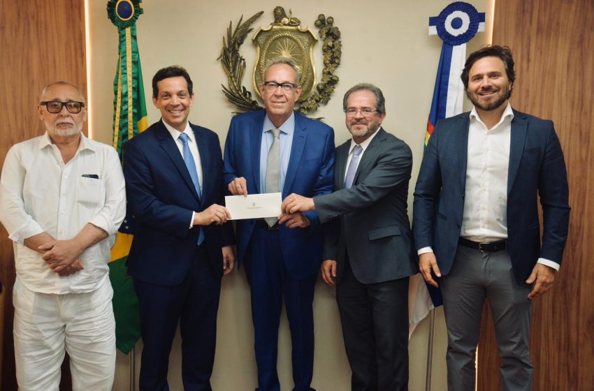  TCE e Alepe reafirmam sintonia institucional para o próximo biênio Durante visita à Assembleia, conselheiro Valdecir Pascoal formaliza convite para posse de Carlos Neves e destaca parceria entre os poderes em favor de Pernambuco.