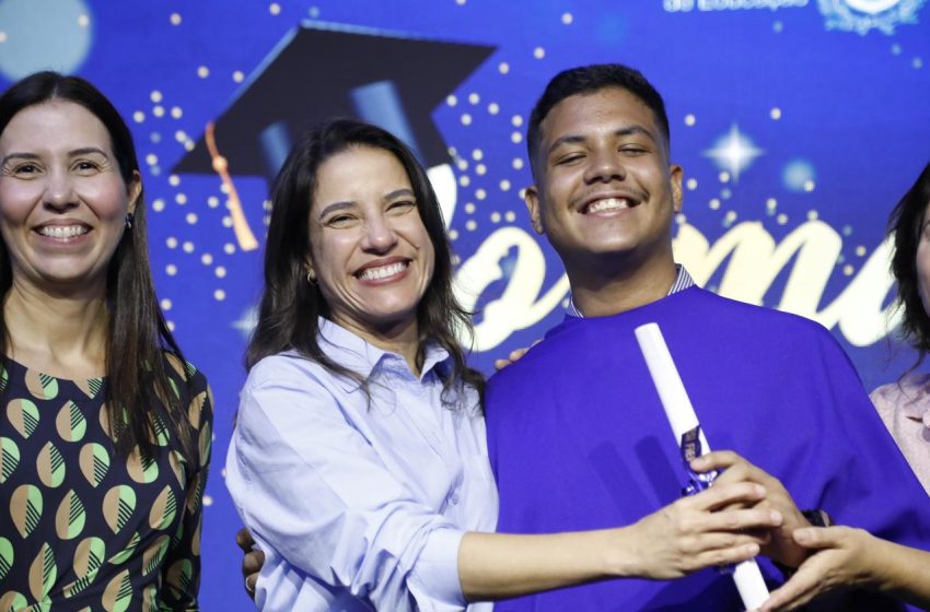  Raquel Lyra comanda formatura da primeira turma do Ensino Médio Integral com formação técnica em Pernambuco Governadora celebra conclusão de 171 estudantes do itinerário técnico-profissional, em parceria com o Senai, e destaca impacto da qualificação no mercado de trabalho e na economia do Estado.