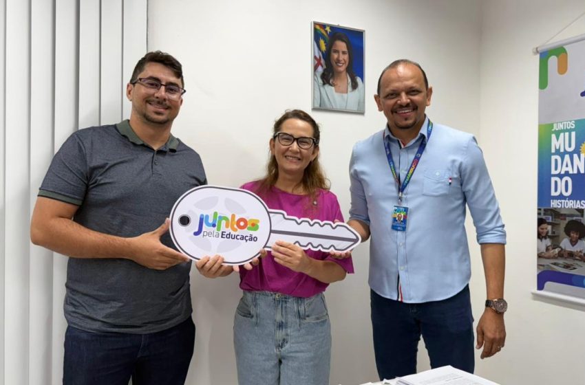  Débora Almeida garante entrega de 10 ônibus escolares para São Bento do Una e Belo Jardim Veículos viabilizados a pedido da deputada estadual reforçam o transporte de estudantes no Agreste e integram ações do programa Juntos pela Educação, do Governo de Pernambuco.