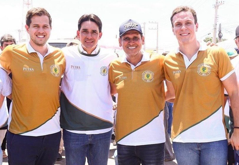  Fabrizio Ferraz recebe lideranças políticas na Missa do Vaqueiro de Floresta Deputado estadual participou da 67ª edição do evento e recebeu nomes como Silvio Costa Filho, Miguel Coelho, Pedro Campos e Marcelo Gouveia, reforçando a importância cultural e religiosa da celebração no Sertão.