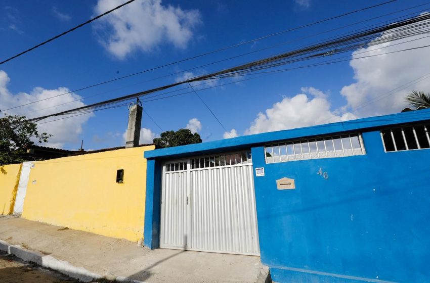  Raquel Lyra entrega 346 casas reformadas em Jardim Monte Verde e inaugura primeira Cozinha Comunitária de Jaboatão Ações do Governo de Pernambuco garantem dignidade habitacional, segurança alimentar e reforçam a reconstrução de área marcada pela tragédia de 2022 no Grande Recife.