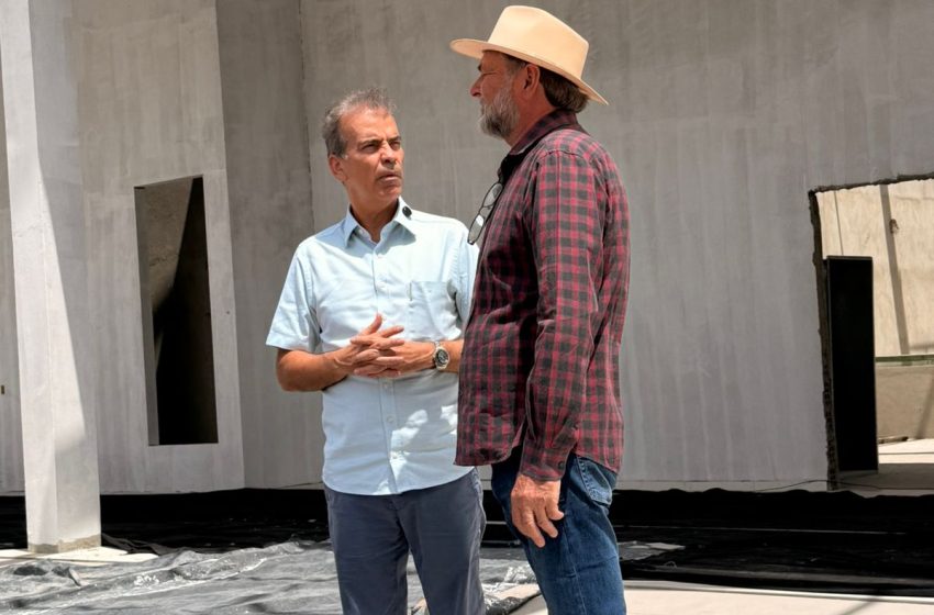  Feitosa acompanha aplicação de emenda destinada à reforma da Câmara de Caruaru