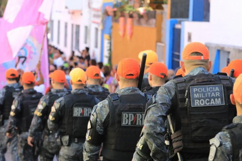  SDS mantém restrição de horários de policiamento durante o Carnaval 2026 em Pernambuco Reforço de segurança vai até 2h nos dias oficiais da festa e até meia-noite no período pré e pós-carnavalesco, com possibilidade de prorrogação mediante análise do Comitê de Segurança.