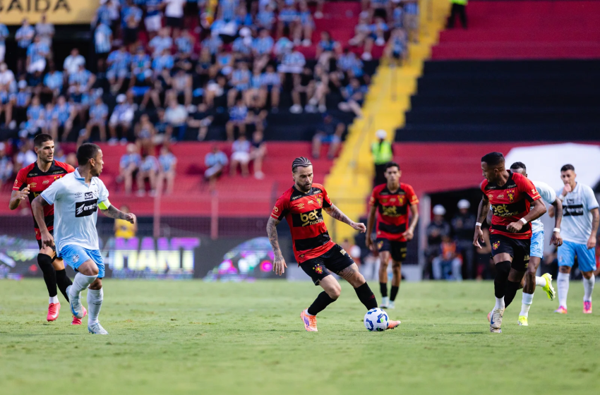  Sport encerra Brasileirão com goleada sofrida para o Grêmio e campanha histórica de fracasso Leão é derrotado por 4x0 na Ilha do Retiro, confirma rebaixamento à Série B e encerra temporada com pior desempenho do Nordeste.