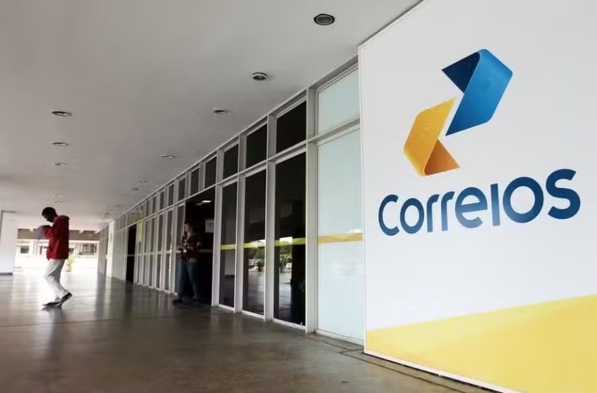  Correios recebem R$ 10 bilhões de empréstimo com aval da União e quitam salários de dezembro Recursos fazem parte de crédito total de R$ 12 bilhões autorizado pelo Tesouro Nacional; estatal prevê reestruturação, corte de gastos e possibilidade de novo empréstimo de até R$ 8 bilhões.