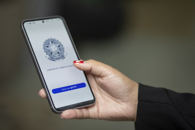  Brasil supera a marca de 5 milhões de empregos com carteira assinada desde 2023 Dados do Novo Caged mostram saldo positivo de 85 mil vagas em novembro, desemprego no menor nível histórico e recorde de 49 milhões de vínculos formais ativos no país.