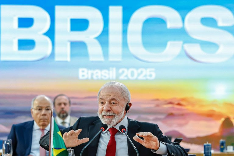  Em três anos, Brasil consolida nova fase da política externa e amplia influência global Atuação internacional no terceiro mandato de Lula reposiciona o país nos fóruns multilaterais, com liderança em agendas como combate à fome, fortalecimento do Sul Global, ação climática e reforma da governança internacional.