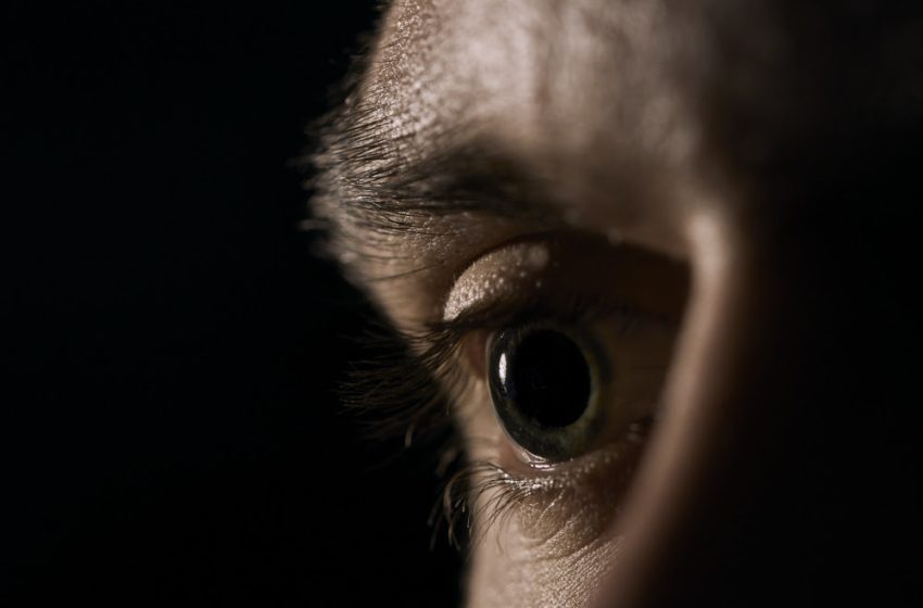  Quando a dificuldade de enxergar no claro ou no escuro é sinal de alerta? Oftalmologista Marcelo Tanabe explica quando a adaptação à luz deixa de ser normal e pode indicar doenças oculares que exigem investigação imediata.