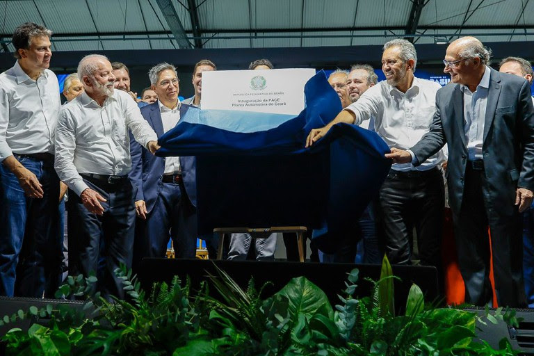  Lula celebra início da produção de veículos elétricos da GM e reforça avanço da indústria brasileira Presidente destaca impacto econômico dos incentivos ao setor automotivo durante cerimônia que marca a fabricação do Chevrolet Spark EUV no Ceará.