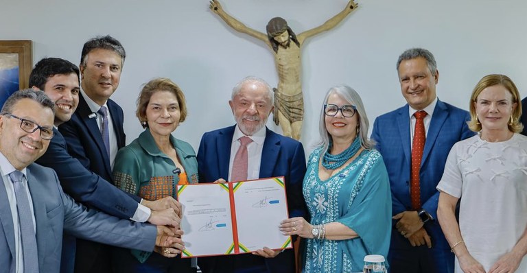  Piso do magistério terá ganho real em 2026 e sobe para R$ 5.130,63 Medida provisória assinada por Lula garante reajuste de 5,4% acima da inflação e nova fórmula de atualização vinculada ao Fundeb.