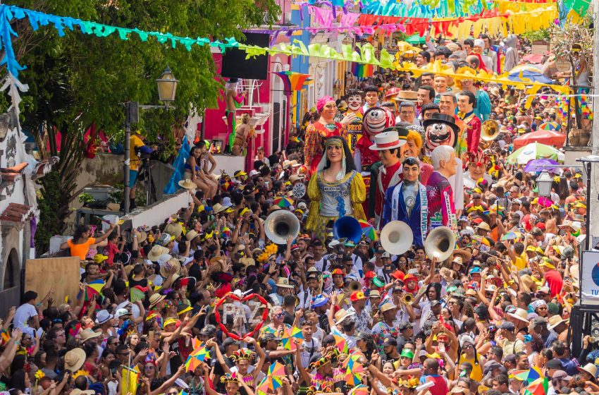 Mirella veta prazo para pagamento do Carnaval e reacende embate com a Câmara de Olinda Prefeita derruba emenda que garantia cachês em até 45 dias; vereadora Eugênia Lima articula para reverter decisão.