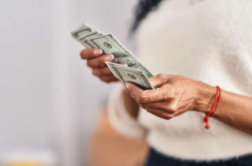  Brasil registra a segunda maior fuga de dólares da história em 2025 e acende alerta para a economia Saída líquida de US$ 33,3 bilhões, puxada pelo canal financeiro, levanta preocupação sobre a confiança do investidor estrangeiro, avalia o economista Gustavo Delgado.