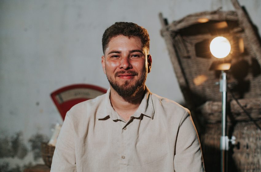  Fotógrafo pernambucano de 23 anos vence prêmio internacional ligado à UNESCO com ensaio sobre água no Agreste João Alberes conquista o Regional Youth Prize na América Latina e Caribe com a série “Onde a Água Mora”, que retrata identidade, território e resistência em Feira Nova