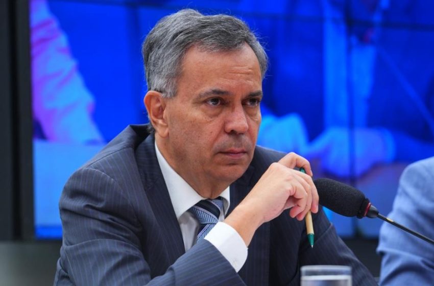  Polícia Federal mira deputado baiano em nova fase da Operação Overclean Félix Mendonça Jr. é alvo de mandados de busca em investigação que apura desvio de emendas parlamentares, corrupção e lavagem de dinheiro na Bahia.